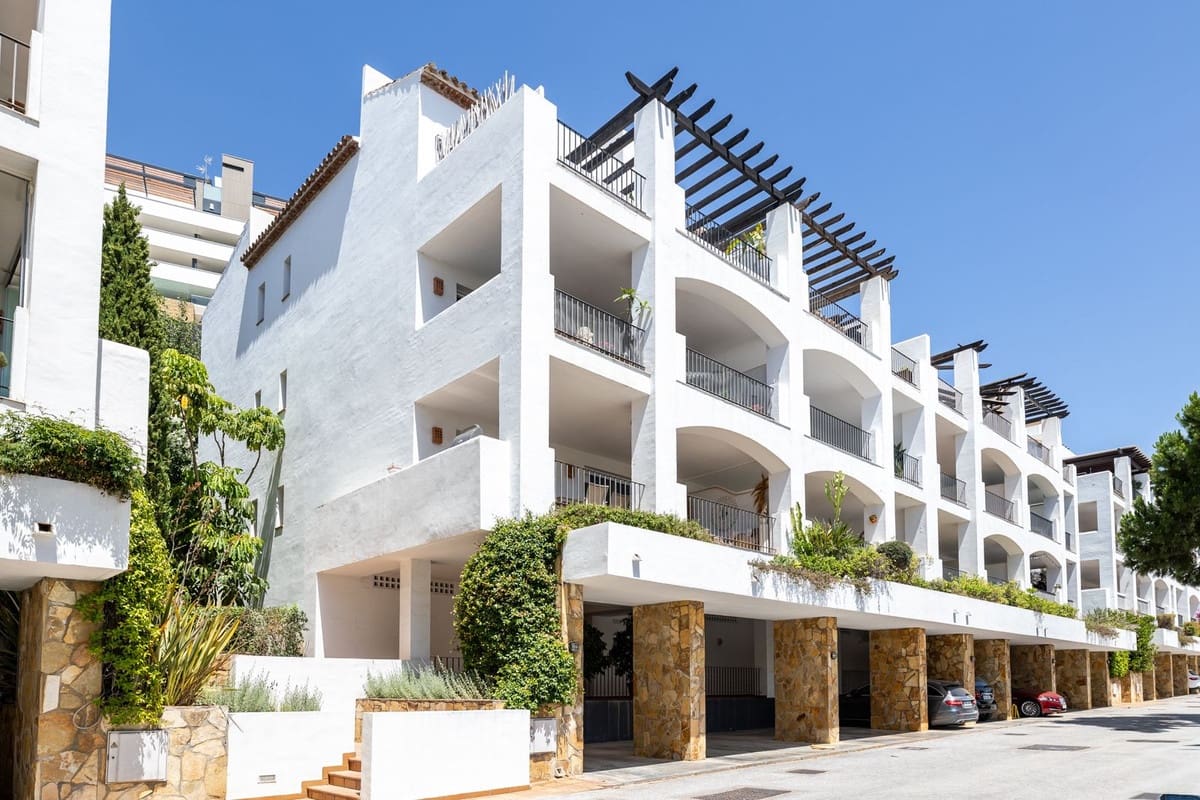 Apartamento de 3 habitaciones en La Quinta en venta con piscina - 845.000 € (Ref: 9911982)