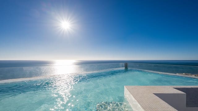 3 slaapkamer Penthouse te koop in El Higuerón, Fuengirola met zwembad garage - € 3.495.000 (Ref: 9494760)