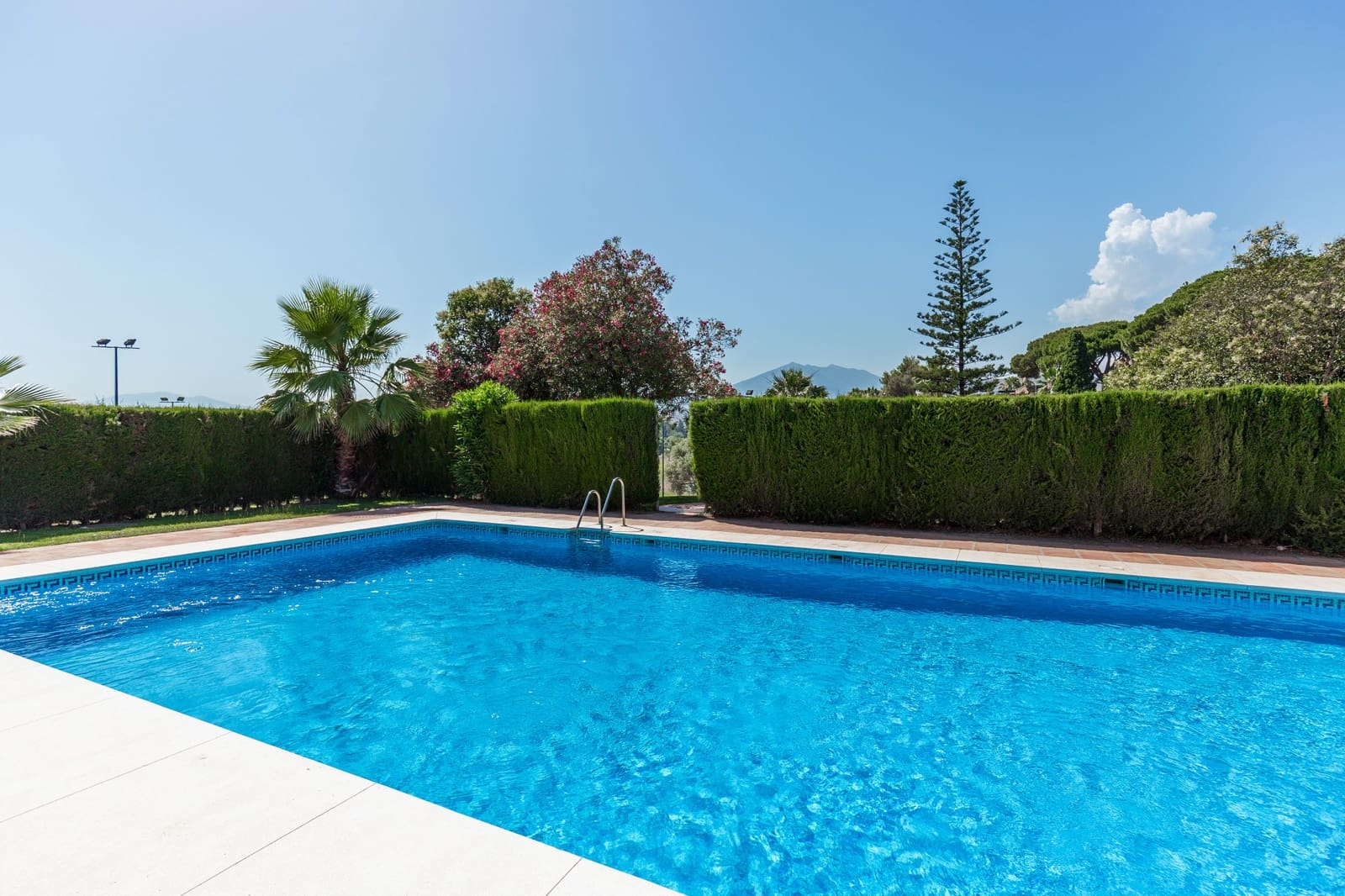 2 soveværelse Byhus til salg i Marbella med swimmingpool garage - € 695.000 (Ref: 9494768)