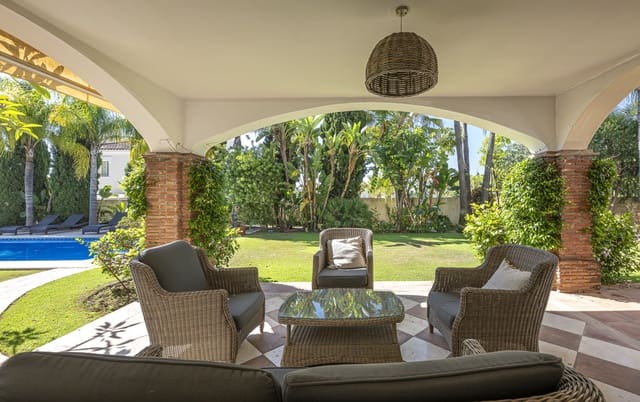 5 bedroom Villa for sale in Benahavís with pool - € 2,895,000 (Ref: 9494780)