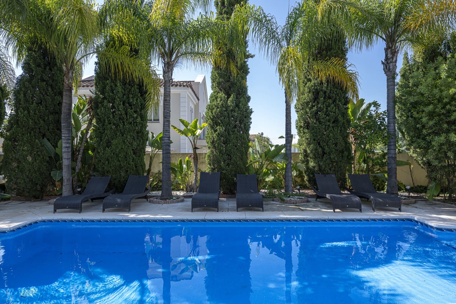 5 bedroom Villa for sale in Benahavis with pool - € 2,895,000 (Ref: 9494780)