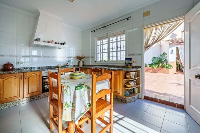 3 soveværelse Villa til salg i Ciudad Jardín, Málaga by med garage - € 574.500 (Ref: 9494785)