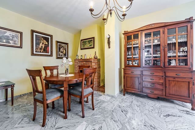 3 soveværelse Villa til salg i Ciudad Jardín, Málaga by med garage - € 574.500 (Ref: 9494785)