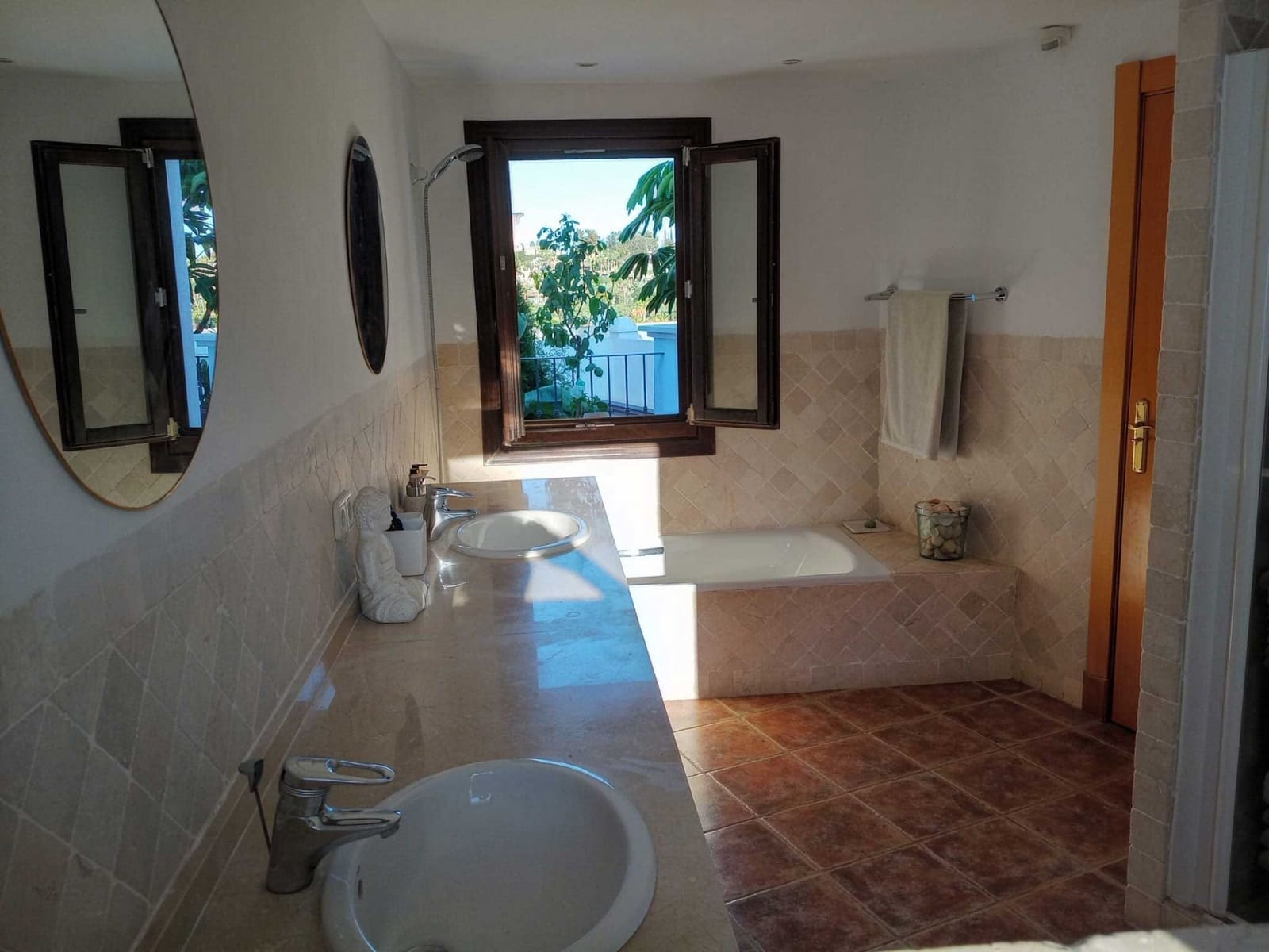 3 bedroom Townhouse for sale in Estepona with pool garage - € 749,000 (Ref: 9494788)