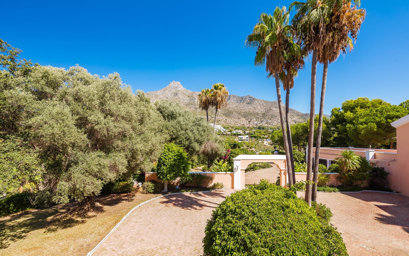 20 bedroom Villa for sale in Marbella with pool garage - € 19,995,000 (Ref: 9494789)