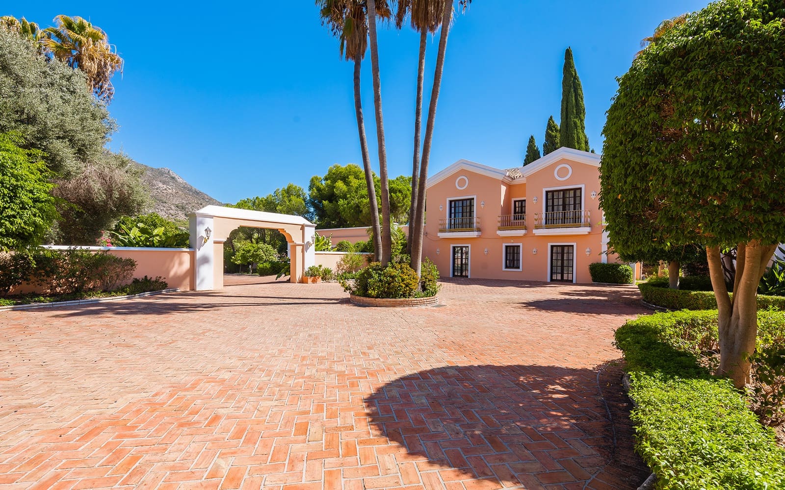 20 bedroom Villa for sale in Marbella with pool garage - € 19,995,000 (Ref: 9494789)