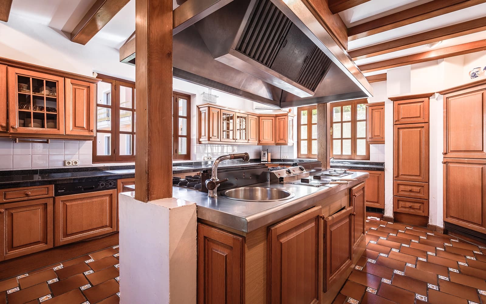 20 bedroom Villa for sale in Marbella with pool garage - € 19,995,000 (Ref: 9494789)
