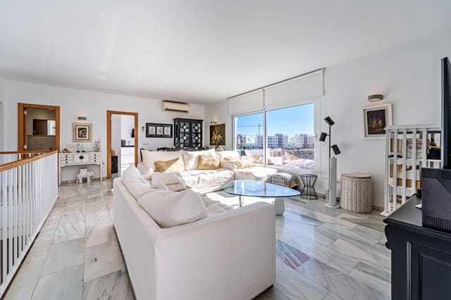 4 soverom Kjedet enebolig til salgs i Benalmádena med svømmebasseng garasje - € 695 000 (Ref: 9494805)