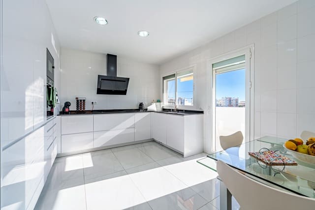 4 soverom Kjedet enebolig til salgs i Benalmádena med svømmebasseng garasje - € 695 000 (Ref: 9494805)