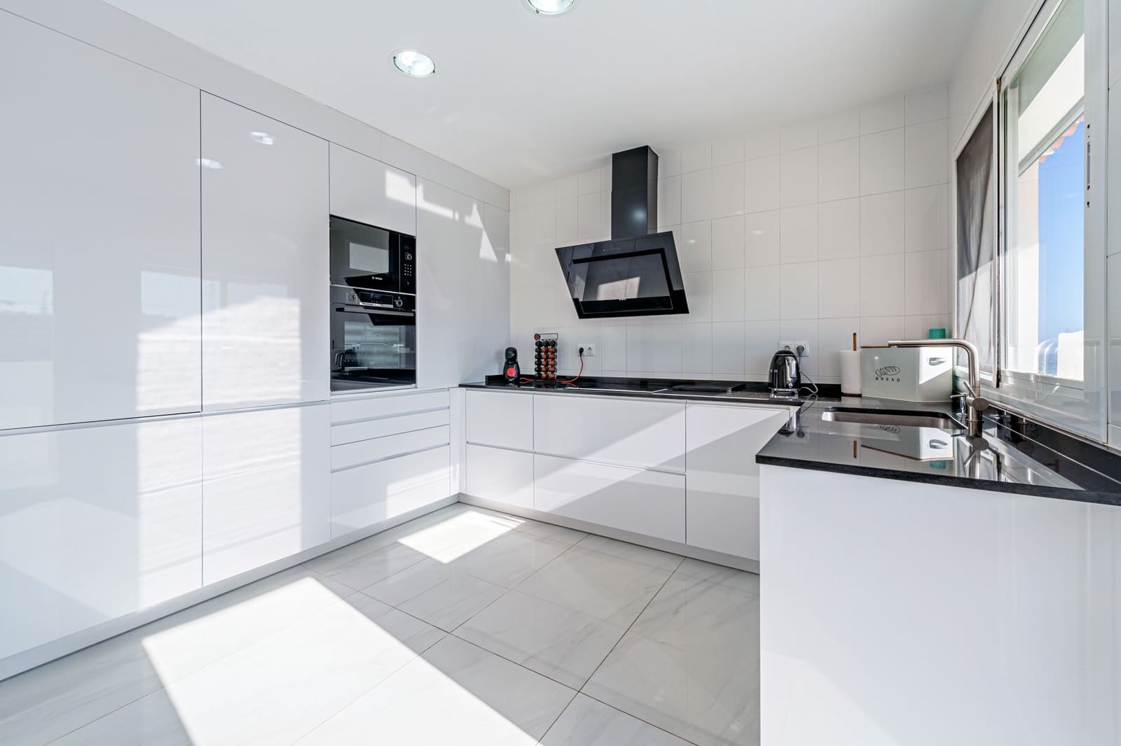 4 soverom Kjedet enebolig til salgs i Benalmadena med svømmebasseng garasje - € 695 000 (Ref: 9494805)