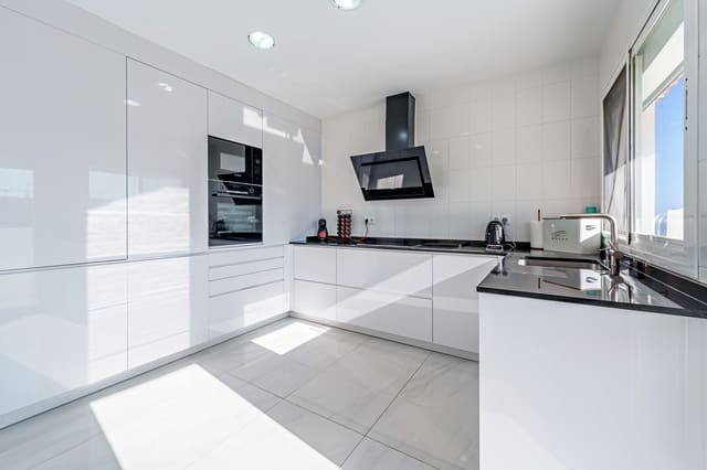 4 soverom Kjedet enebolig til salgs i Benalmádena med svømmebasseng garasje - € 695 000 (Ref: 9494805)