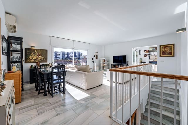 4 soverom Kjedet enebolig til salgs i Benalmádena med svømmebasseng garasje - € 695 000 (Ref: 9494805)