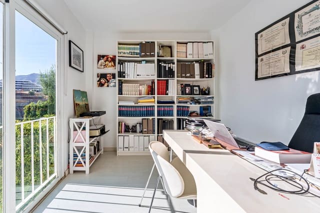 4 soverom Kjedet enebolig til salgs i Benalmádena med svømmebasseng garasje - € 695 000 (Ref: 9494805)