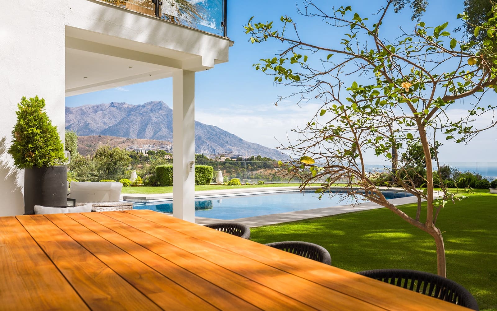 8 bedroom Villa for sale in El Madronal with pool garage - € 4,450,000 (Ref: 9494807)