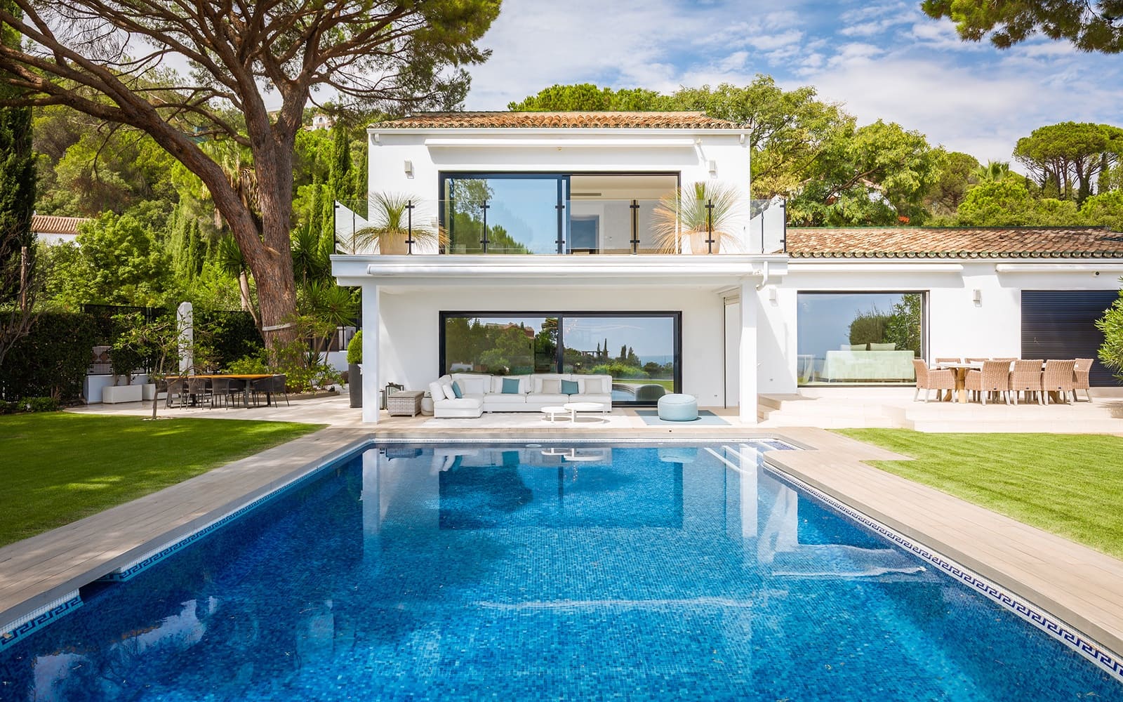 8 bedroom Villa for sale in El Madronal with pool garage - € 4,450,000 (Ref: 9494807)