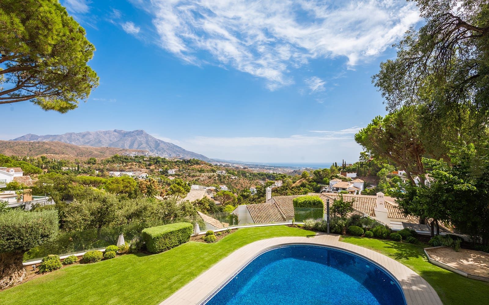 8 bedroom Villa for sale in El Madronal with pool garage - € 4,450,000 (Ref: 9494807)