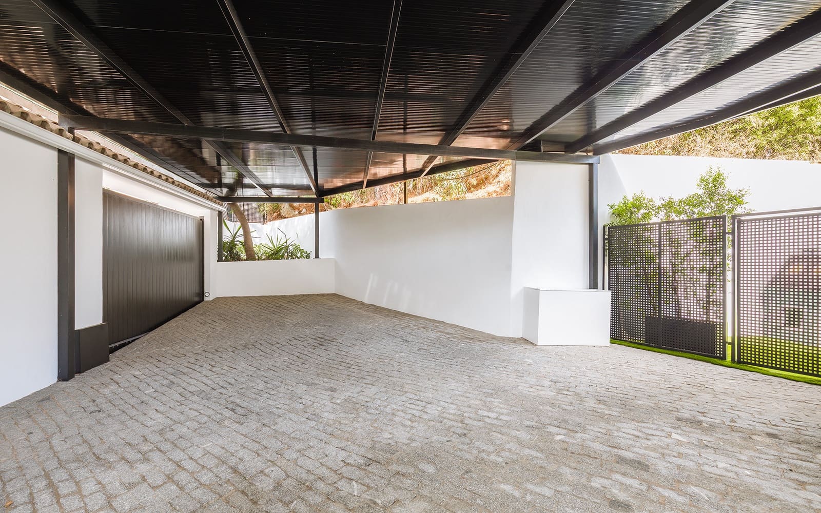 8 bedroom Villa for sale in El Madronal with pool garage - € 4,450,000 (Ref: 9494807)