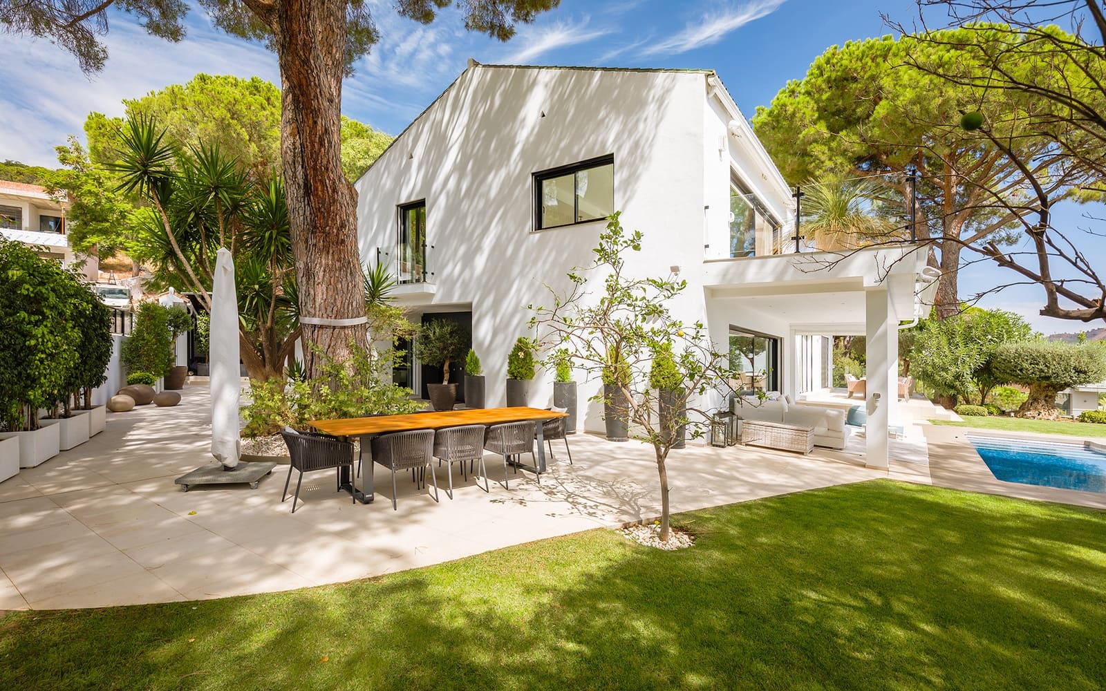 8 bedroom Villa for sale in El Madronal with pool garage - € 4,450,000 (Ref: 9494807)