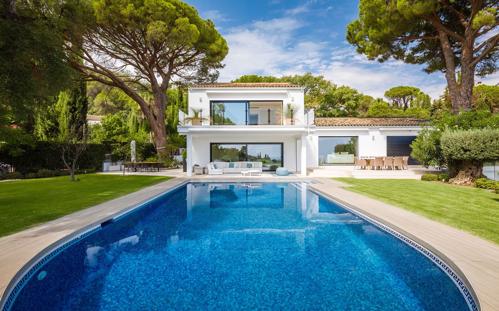 8 bedroom Villa for sale in El Madronal with pool garage - € 4,450,000 (Ref: 9494807)