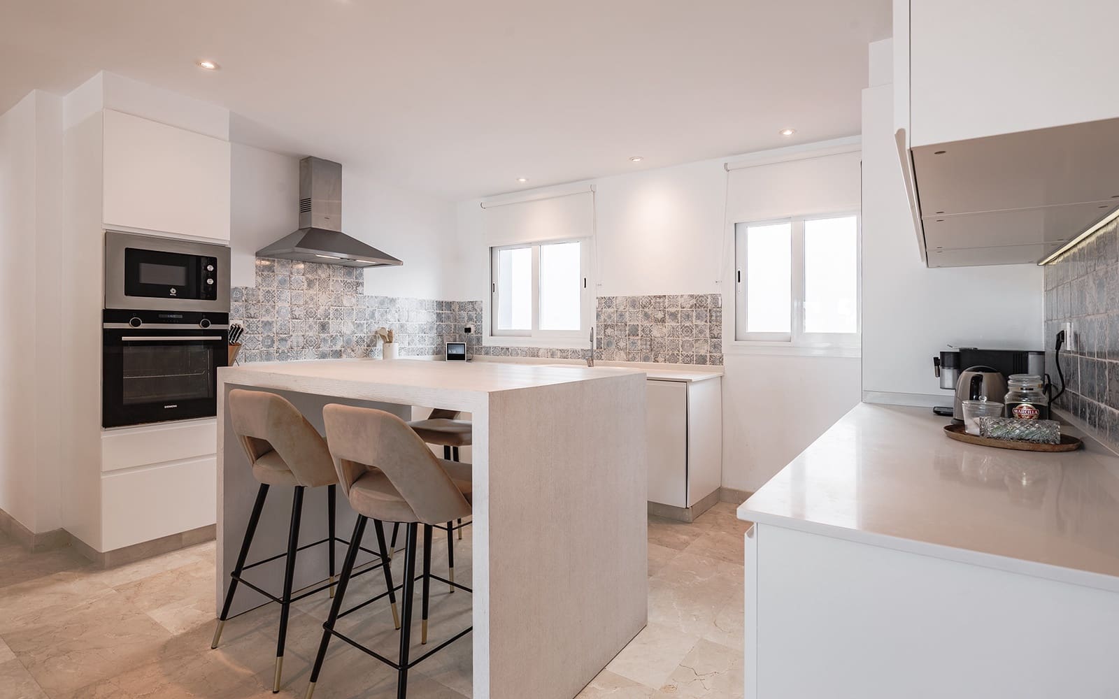 2 bedroom Apartment for sale in Benahavis with pool garage - € 450,000 (Ref: 9494824)