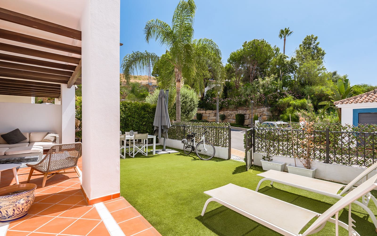 2 bedroom Apartment for sale in Benahavis with pool garage - € 450,000 (Ref: 9494824)