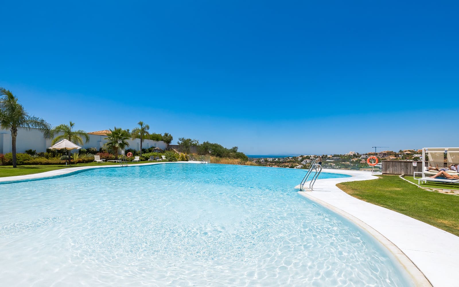 2 bedroom Apartment for sale in Benahavis with pool garage - € 450,000 (Ref: 9494824)