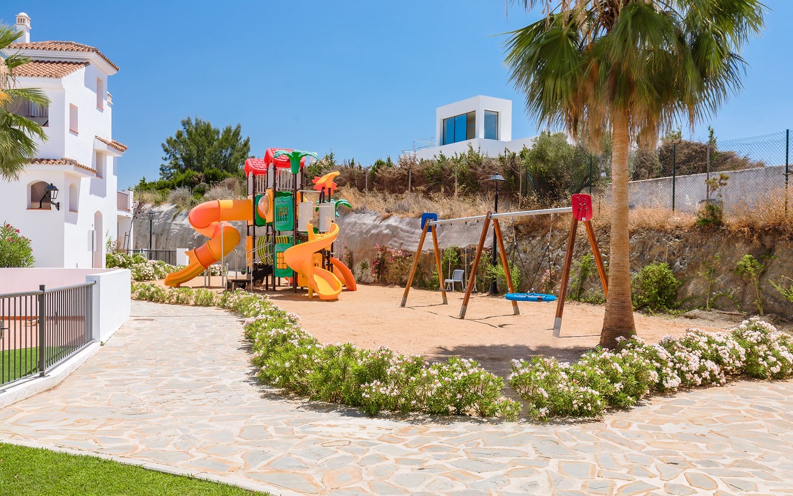 2 bedroom Apartment for sale in Benahavis with pool garage - € 450,000 (Ref: 9494824)