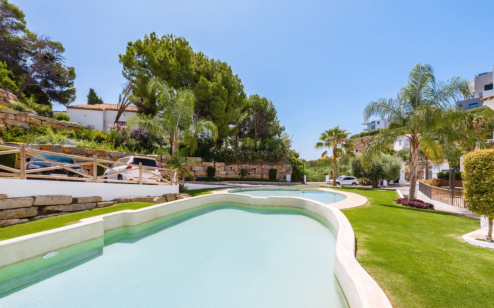 2 bedroom Apartment for sale in Benahavis with pool garage - € 450,000 (Ref: 9494824)