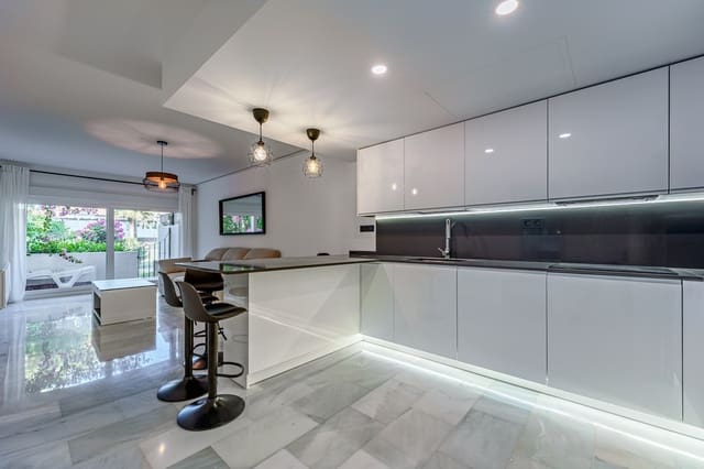Apartamento de 3 habitaciones en Marbella en venta con piscina garaje - 615.000 € (Ref: 9494827)