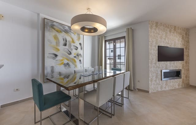 4 sypialnia Apartament na sprzedaż w Marbella z basenem garażem - 795 000 € (Ref: 9494828)