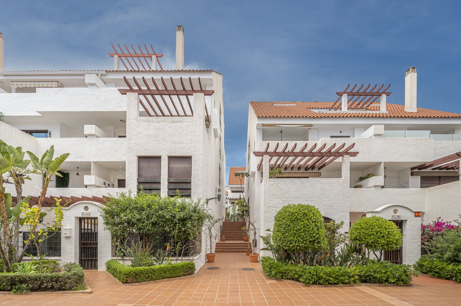 3 soverom Leilighet til salgs i Nueva Andalucia med svømmebasseng garasje - € 785 000 (Ref: 9494838)