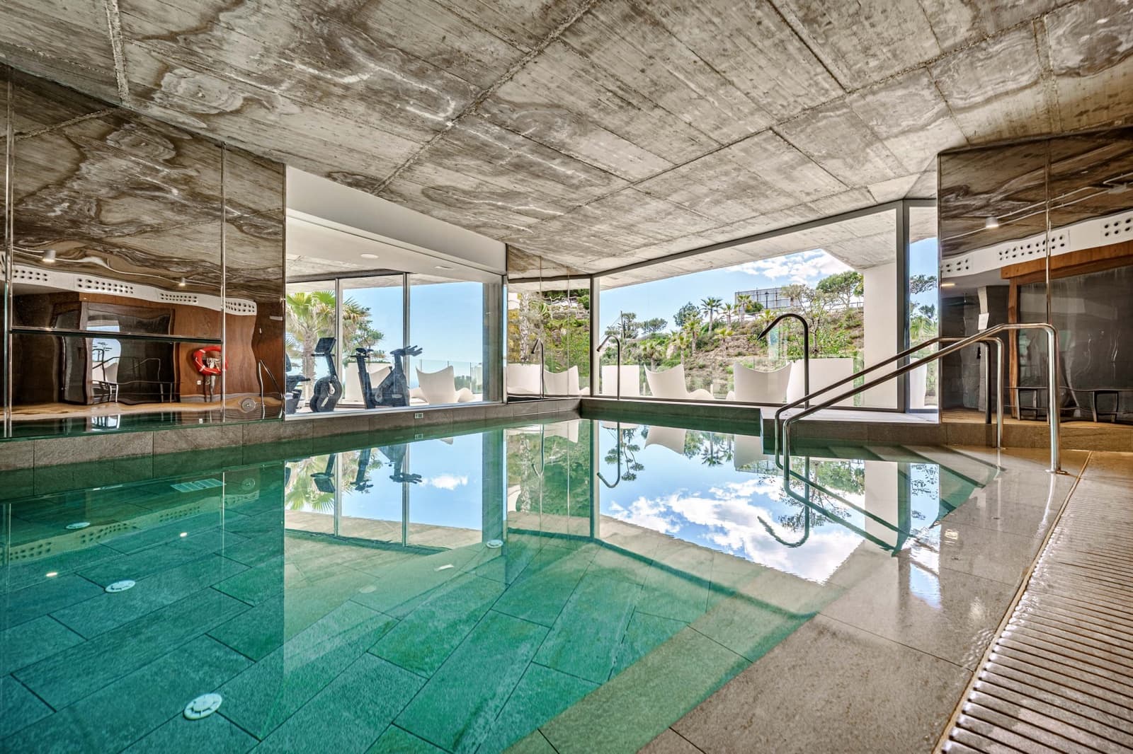 3 sypialnia Penthouse na sprzedaż w Benalmadena Costa z basenem garażem - 1 095 000 € (Ref: 9494841)