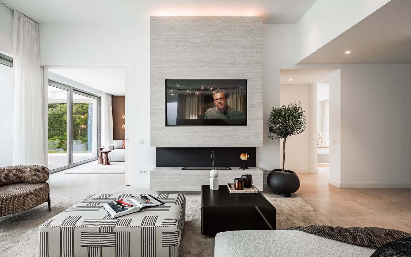 5 bedroom Villa for sale in El Paraiso with pool garage - € 2,485,000 (Ref: 9504049)