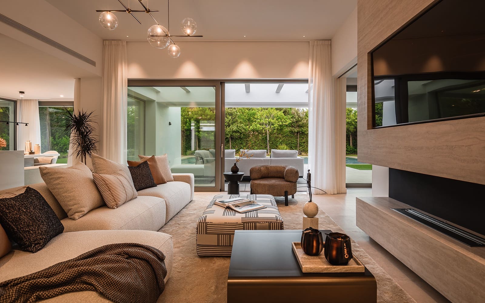 5 bedroom Villa for sale in El Paraiso with pool garage - € 2,485,000 (Ref: 9504049)