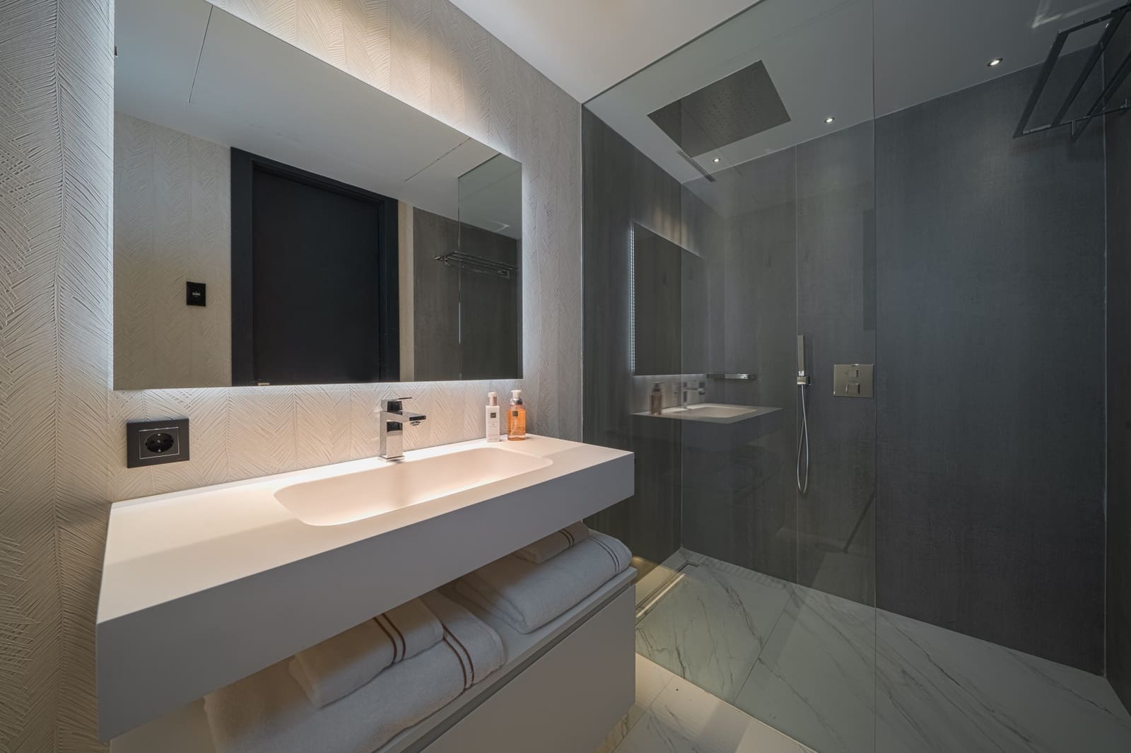 3 bedroom Apartment for sale in Puerto Banus with garage - € 2,750,000 (Ref: 9504054)