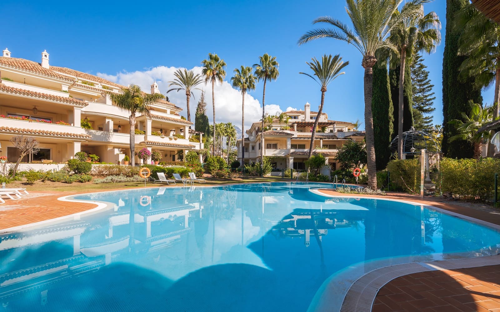 3 soverom Penthouse til salgs i Marbella med svømmebasseng garasje - € 3 950 000 (Ref: 9504056)