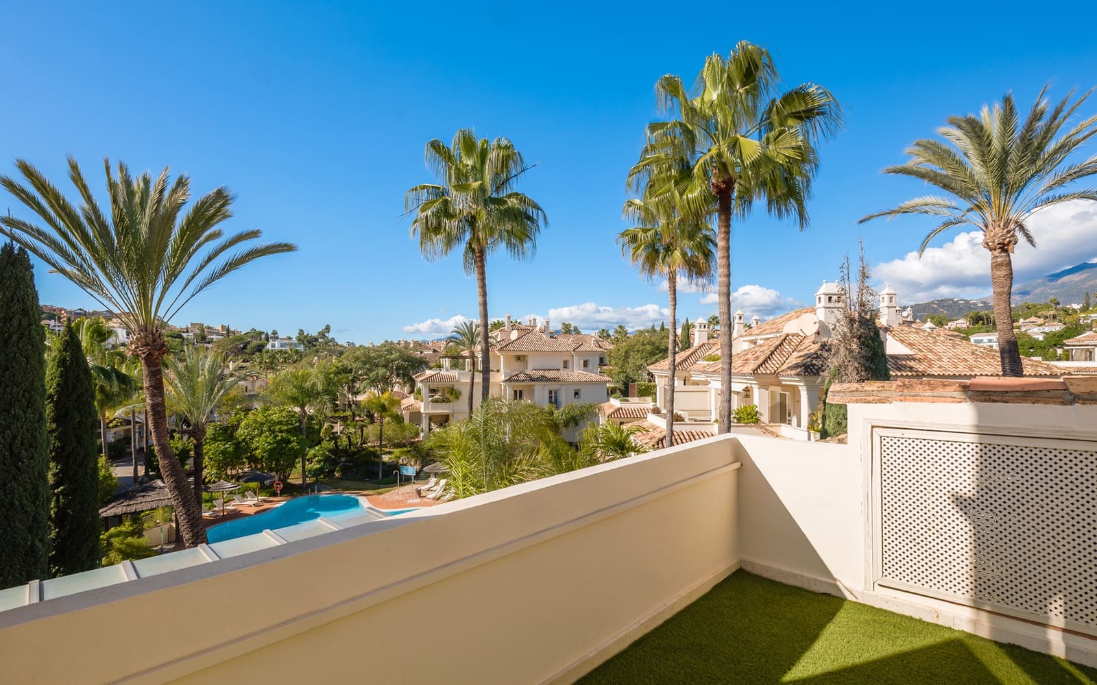 3 soverom Penthouse til salgs i Marbella med svømmebasseng garasje - € 3 950 000 (Ref: 9504056)