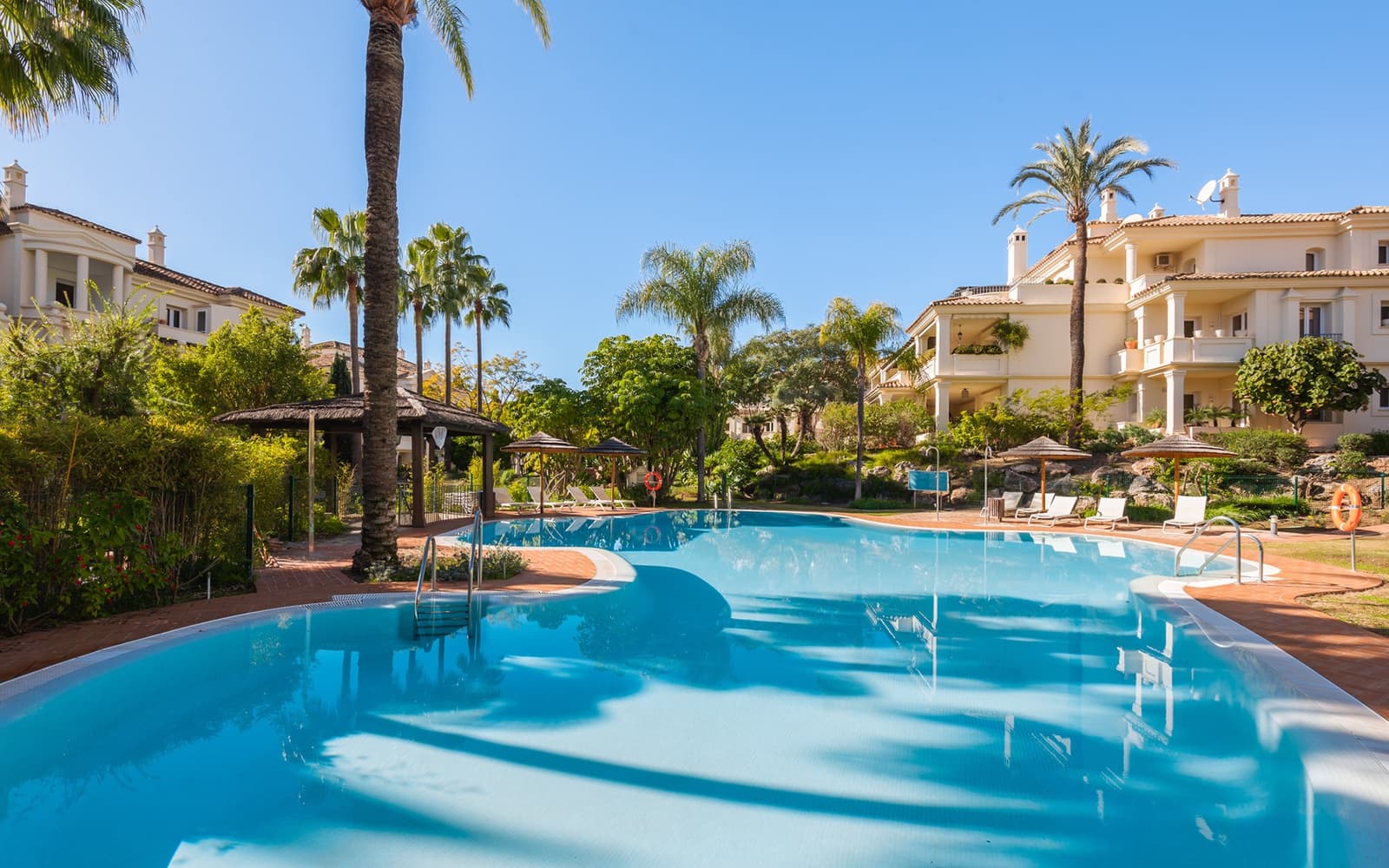 3 soverom Penthouse til salgs i Marbella med svømmebasseng garasje - € 3 950 000 (Ref: 9504056)