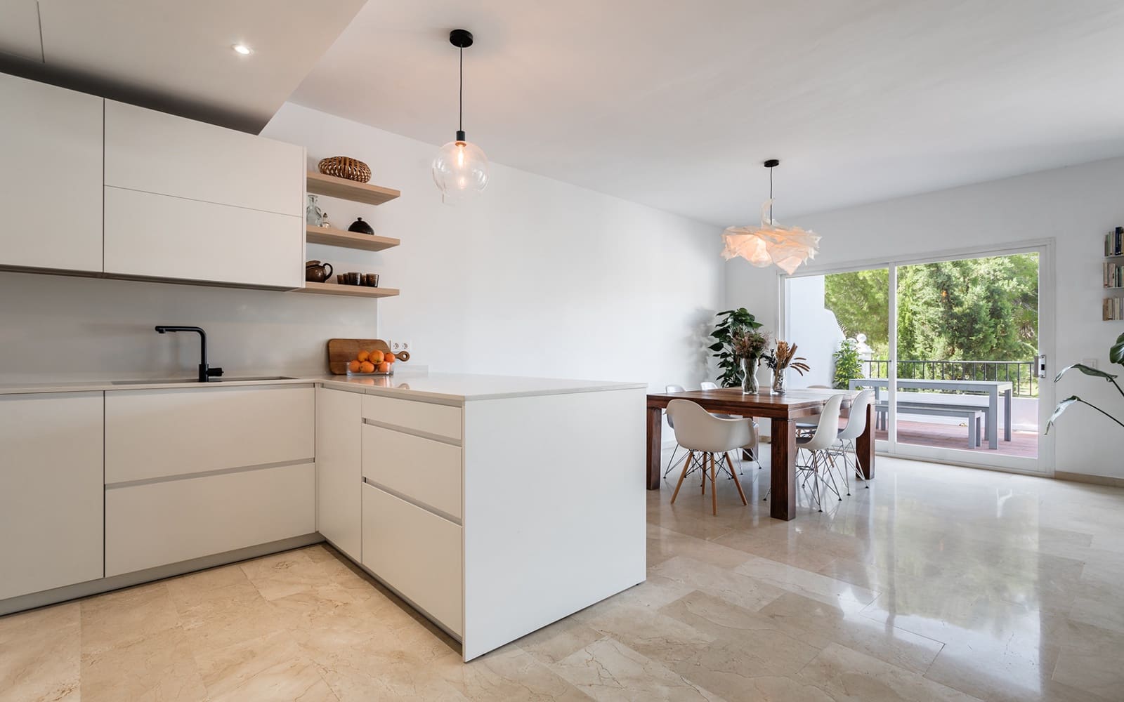 4 bedroom Townhouse for sale in La Quinta with garage - € 875,000 (Ref: 9508533)