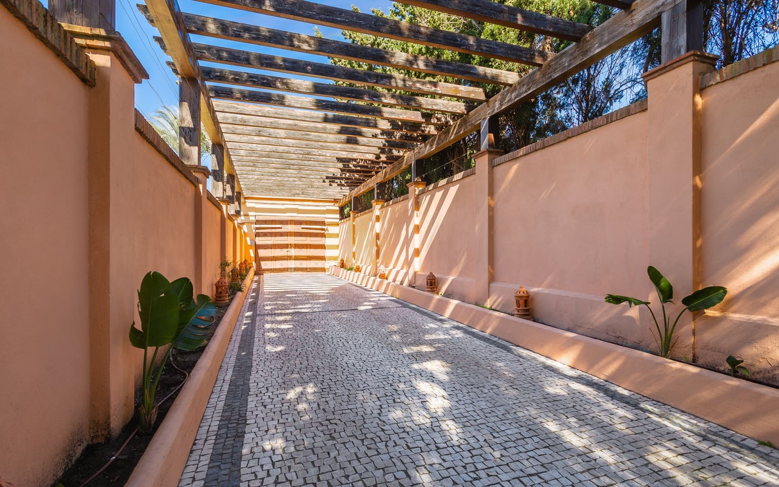 8 bedroom Villa for sale in Estepona with pool - € 6,500,000 (Ref: 9512096)