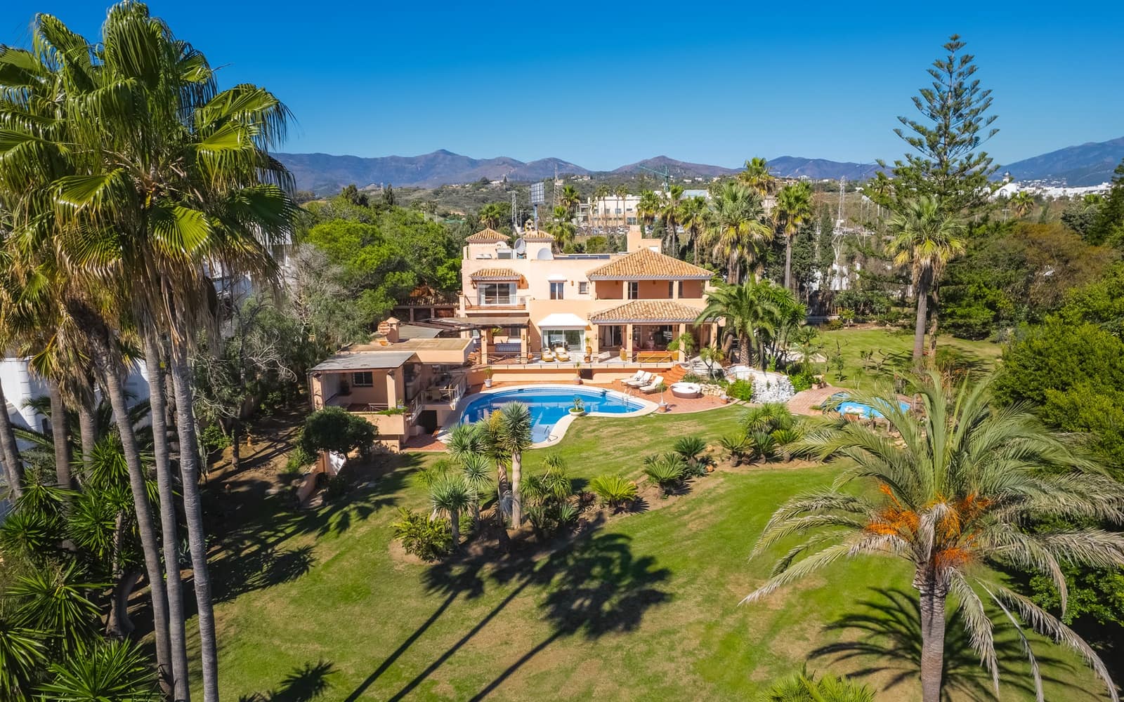 8 bedroom Villa for sale in Estepona with pool - € 6,500,000 (Ref: 9512096)