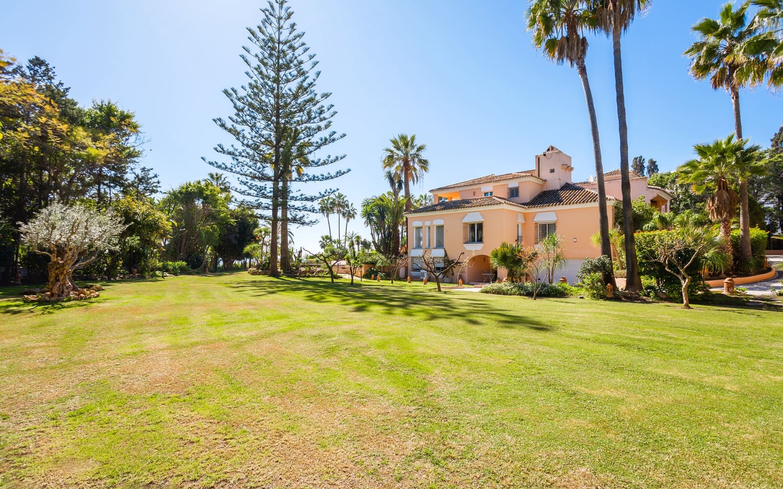 8 bedroom Villa for sale in Estepona with pool - € 6,500,000 (Ref: 9512096)