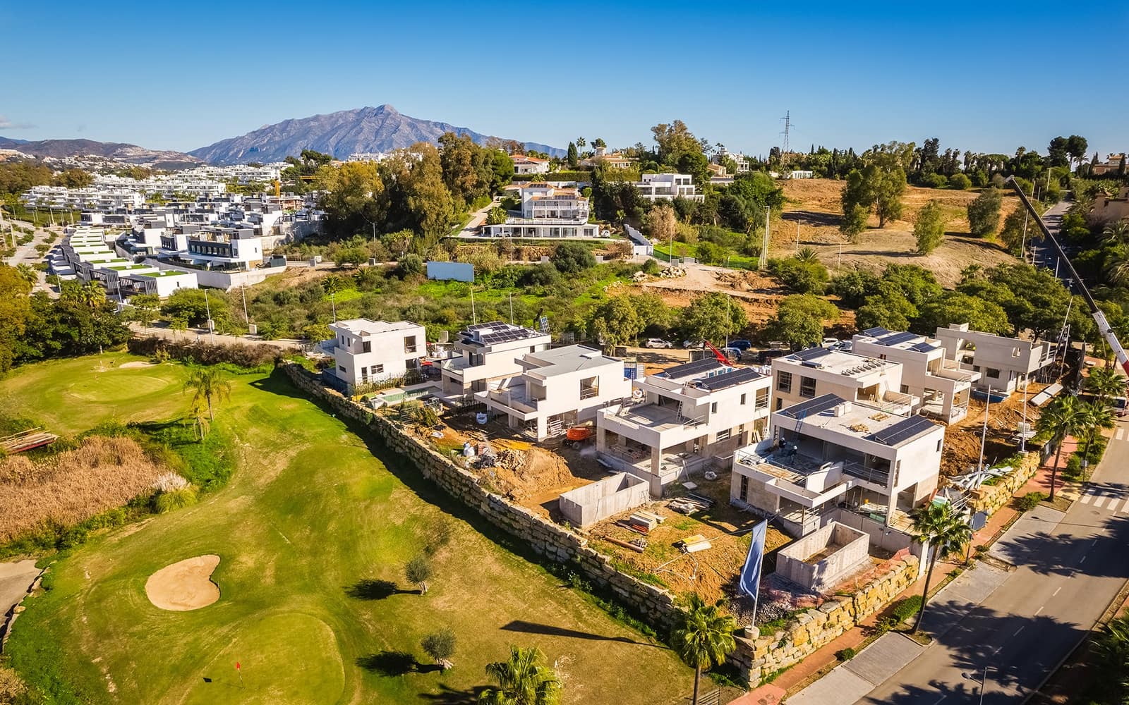 4 bedroom Villa for sale in El Paraiso with pool garage - € 1,800,000 (Ref: 9527190)