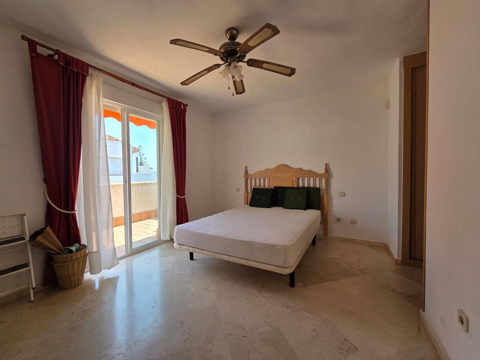 4 quarto Moradia Geminada para venda em Marbella com piscina garagem - 735 000 € (Ref: 9536687)