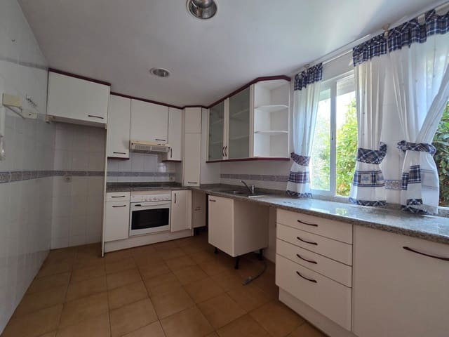 4 quarto Moradia Geminada para venda em Marbella com piscina garagem - 735 000 € (Ref: 9536687)