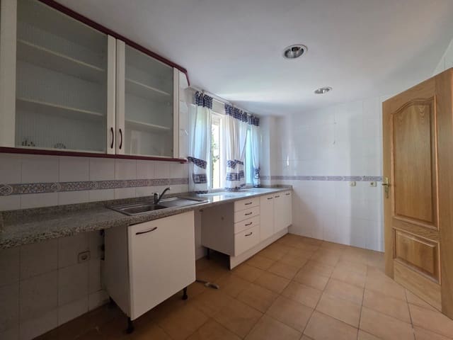 4 quarto Moradia Geminada para venda em Marbella com piscina garagem - 735 000 € (Ref: 9536687)