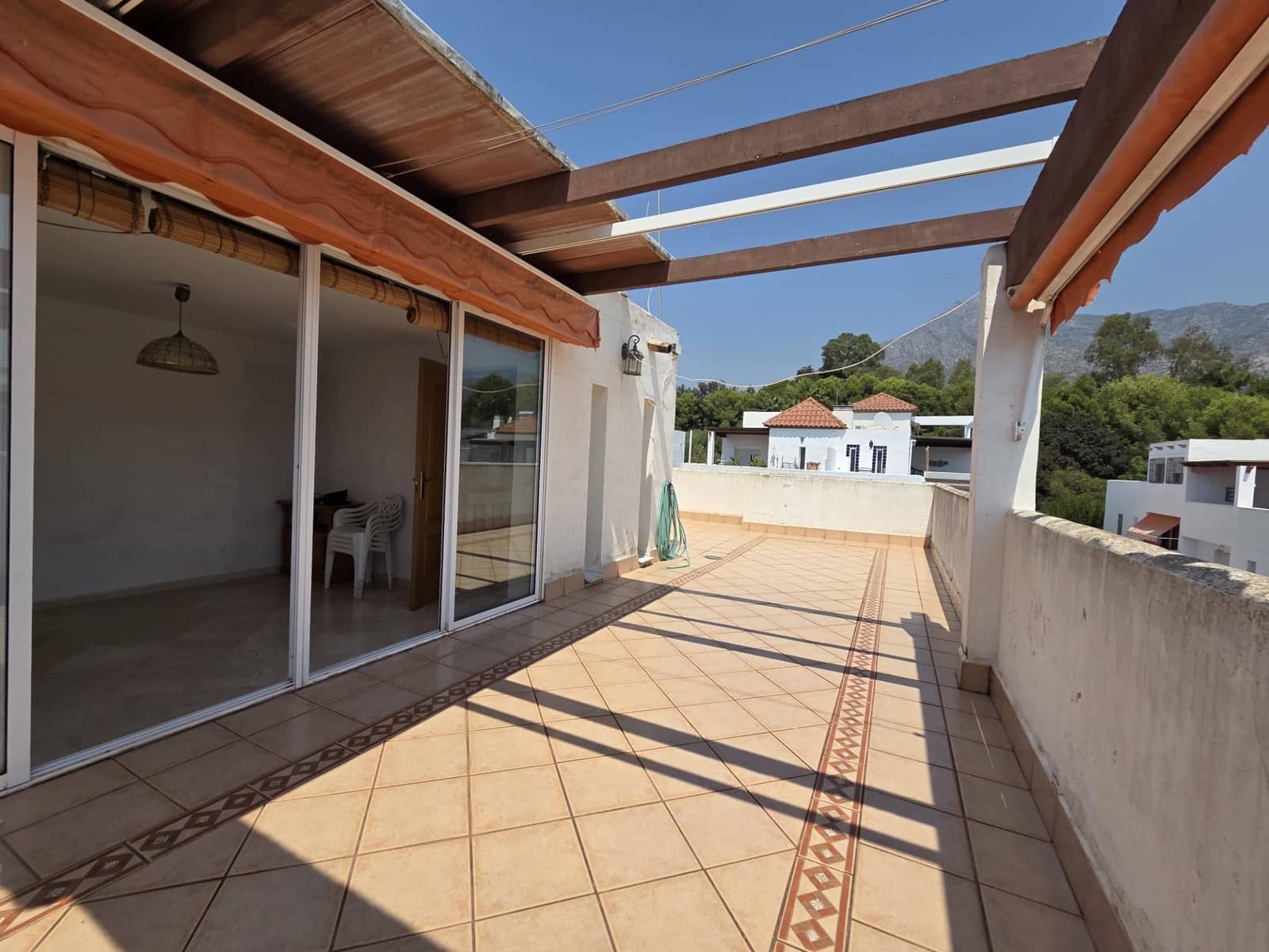4 quarto Moradia Geminada para venda em Marbella com piscina garagem - 735 000 € (Ref: 9536687)