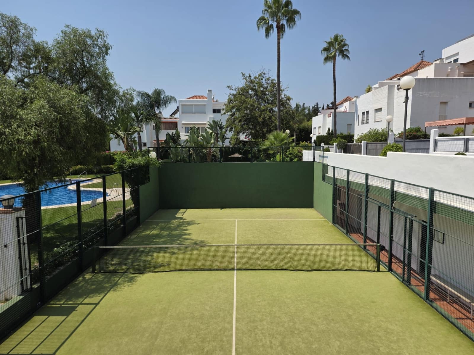 4 quarto Moradia Geminada para venda em Marbella com piscina garagem - 735 000 € (Ref: 9536687)