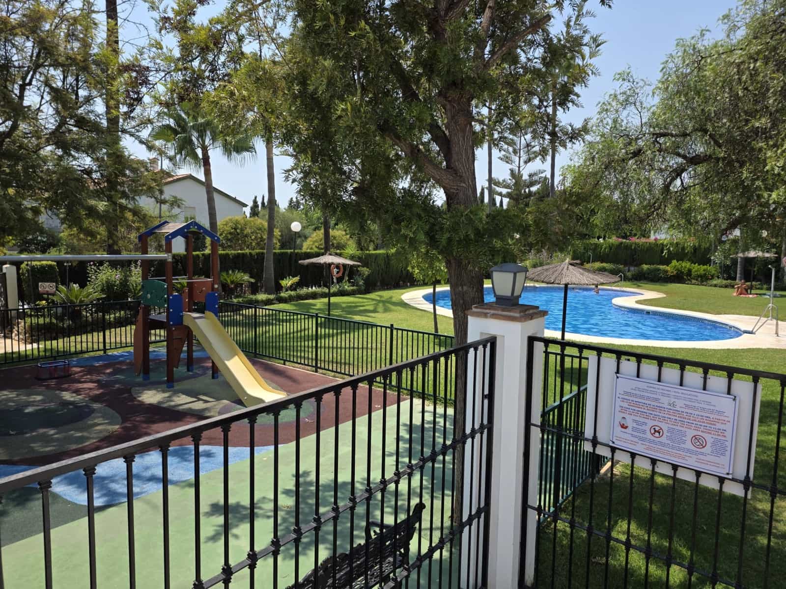 4 quarto Moradia Geminada para venda em Marbella com piscina garagem - 735 000 € (Ref: 9536687)