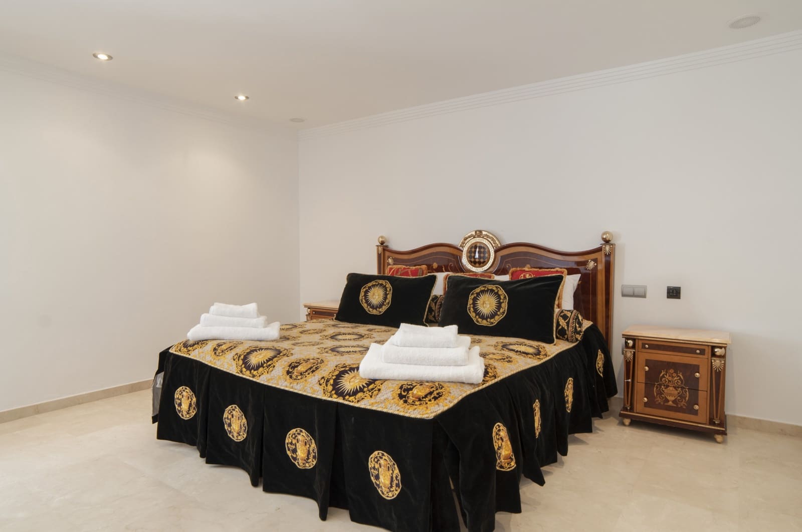 8 soverom Villa til salgs i Marbella med svømmebasseng garasje - € 4 500 000 (Ref: 9543154)